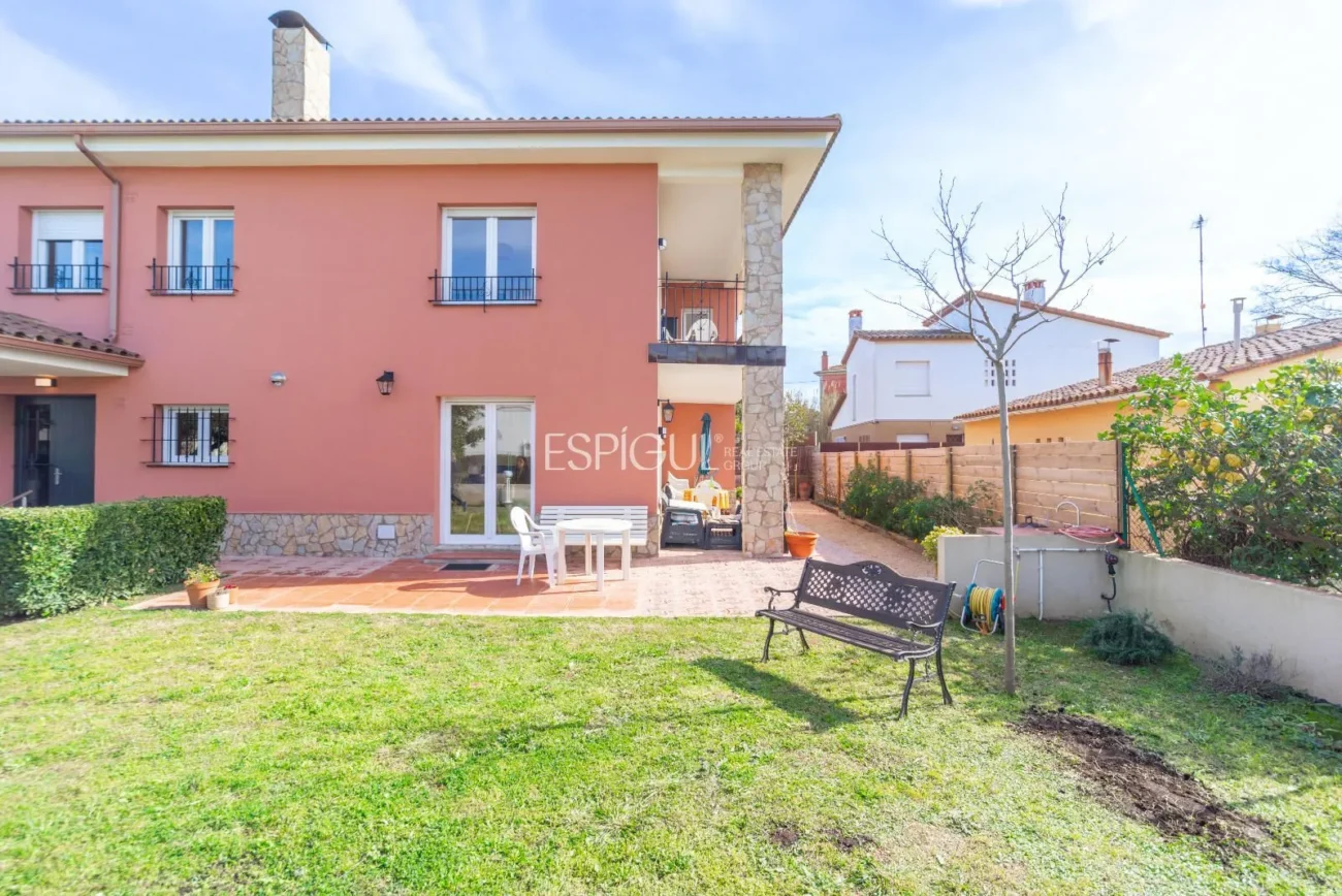 Amplia casa reformada de 6 habitaciones con jardín en Palafrugell