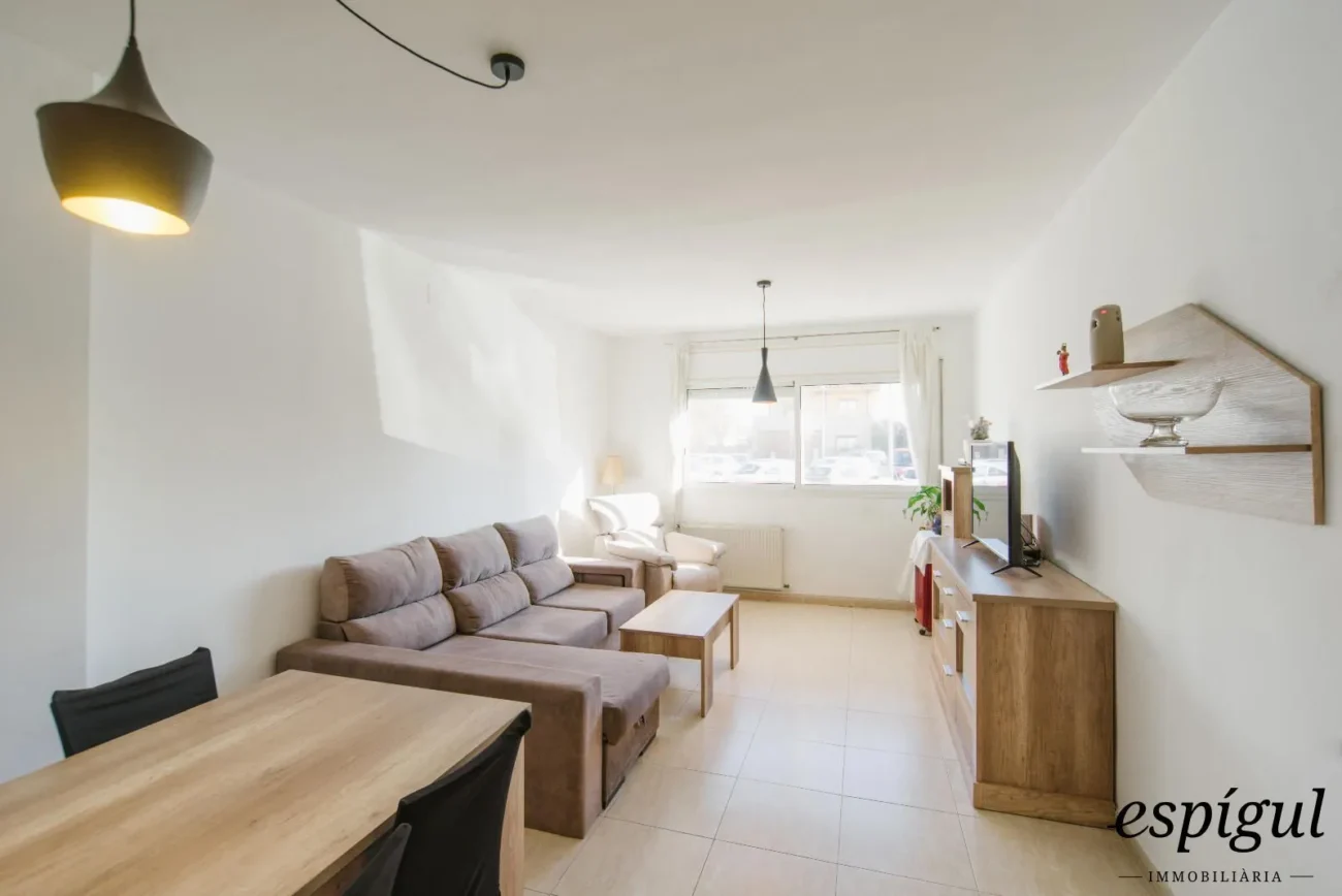 Bajo de 3 habitaciones con terraza y jardín en Peralada