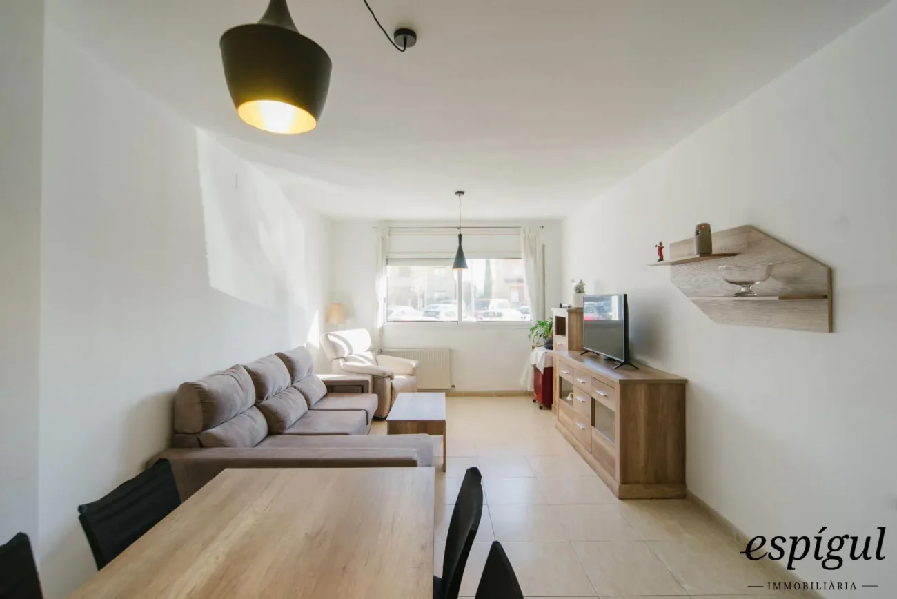 Bajo de 3 habitaciones con terraza y jardín en Peralada