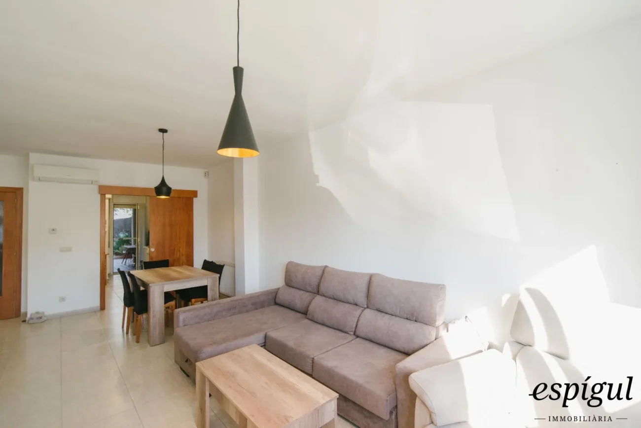 Bajo de 3 habitaciones con terraza y jardín en Peralada