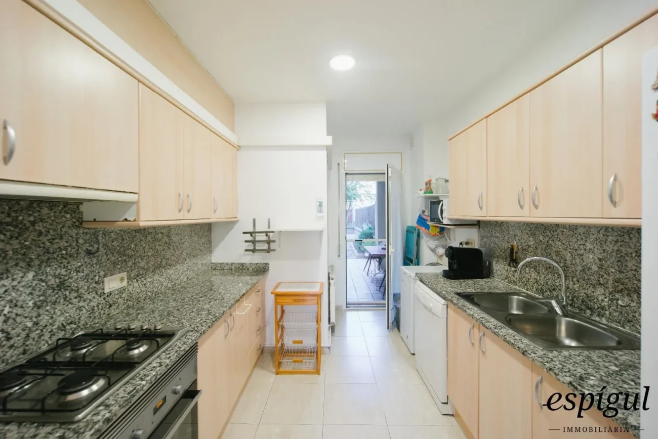 Baix de 3 habitacions amb terrassa i jardí a Peralada