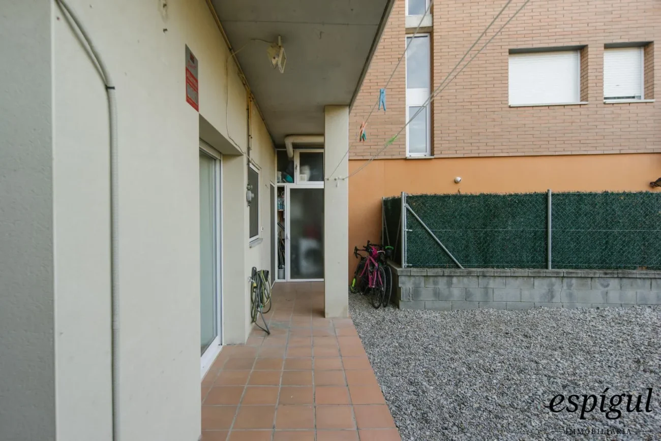 Baix de 3 habitacions amb terrassa i jardí a Peralada