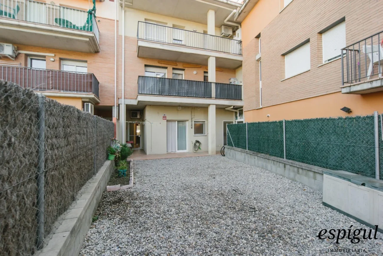 Baix de 3 habitacions amb terrassa i jardí a Peralada