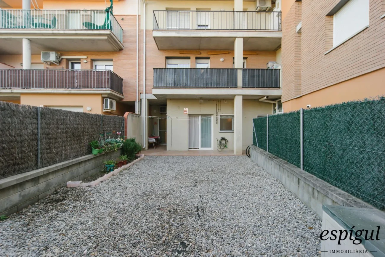 Baix de 3 habitacions amb terrassa i jardí a Peralada