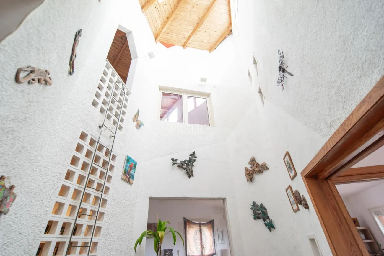 Bonita casa de gran potencial y diseño arquitectónico único en La Llobera, Cabrils