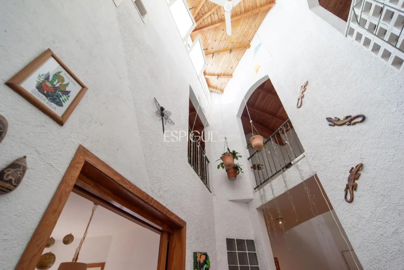 Bonita casa de gran potencial y diseño arquitectónico único en La Llobera, Cabrils