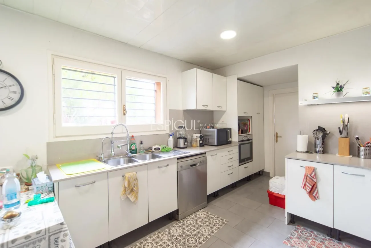 Bonita casa de gran potencial y diseño arquitectónico único en La Llobera, Cabrils