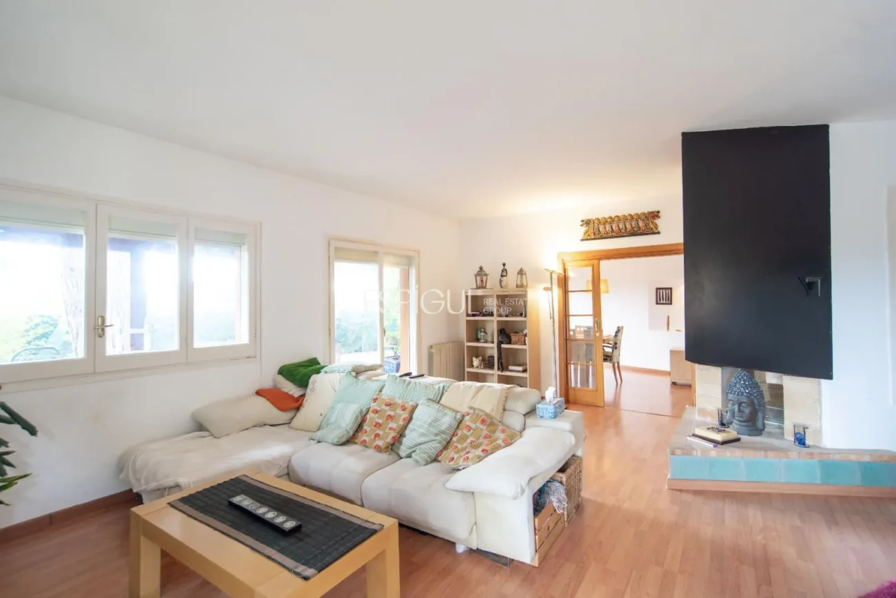 Bonita casa de gran potencial y diseño arquitectónico único en La Llobera, Cabrils