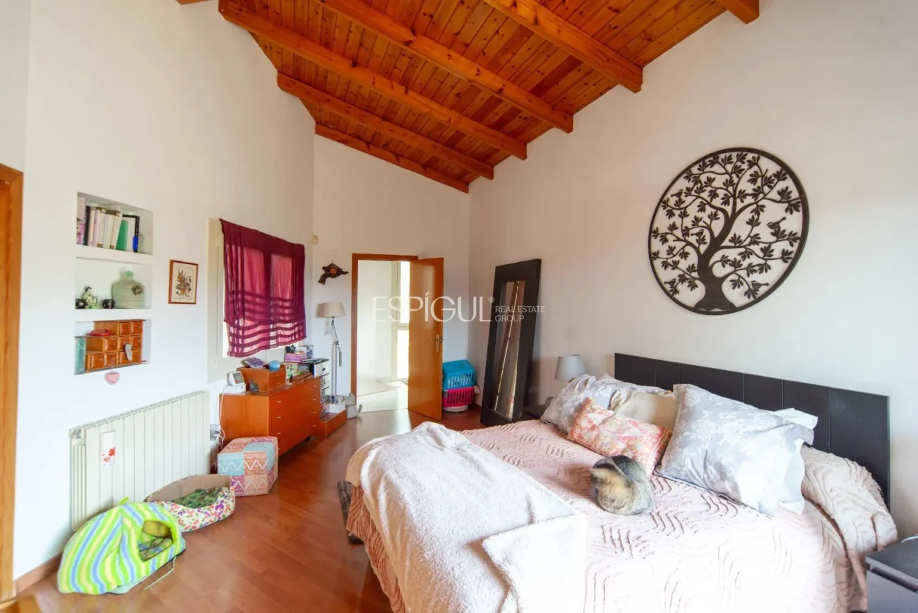 Bonita casa de gran potencial y diseño arquitectónico único en La Llobera, Cabrils