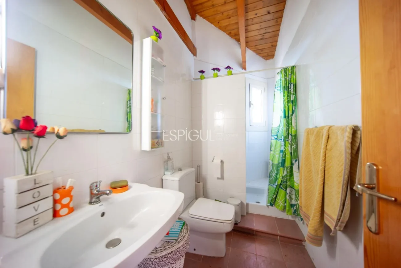 Bonita casa de gran potencial y diseño arquitectónico único en La Llobera, Cabrils