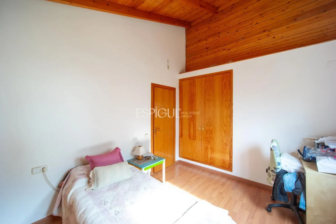 Bonita casa de gran potencial y diseño arquitectónico único en La Llobera, Cabrils