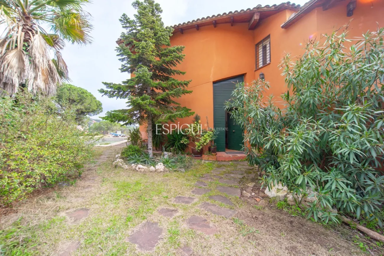 Bonita casa de gran potencial y diseño arquitectónico único en La Llobera, Cabrils