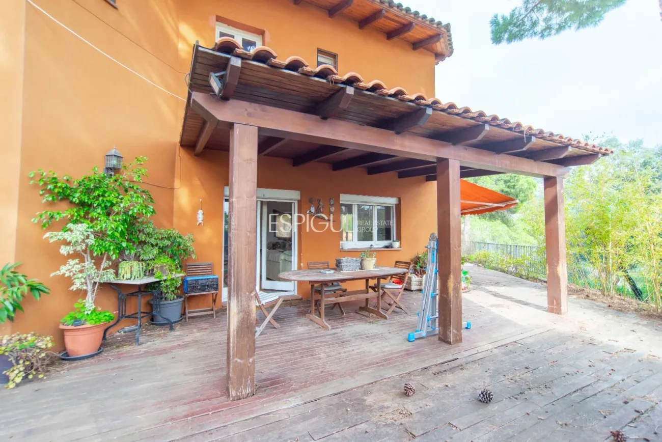 Bonita casa de gran potencial y diseño arquitectónico único en La Llobera, Cabrils