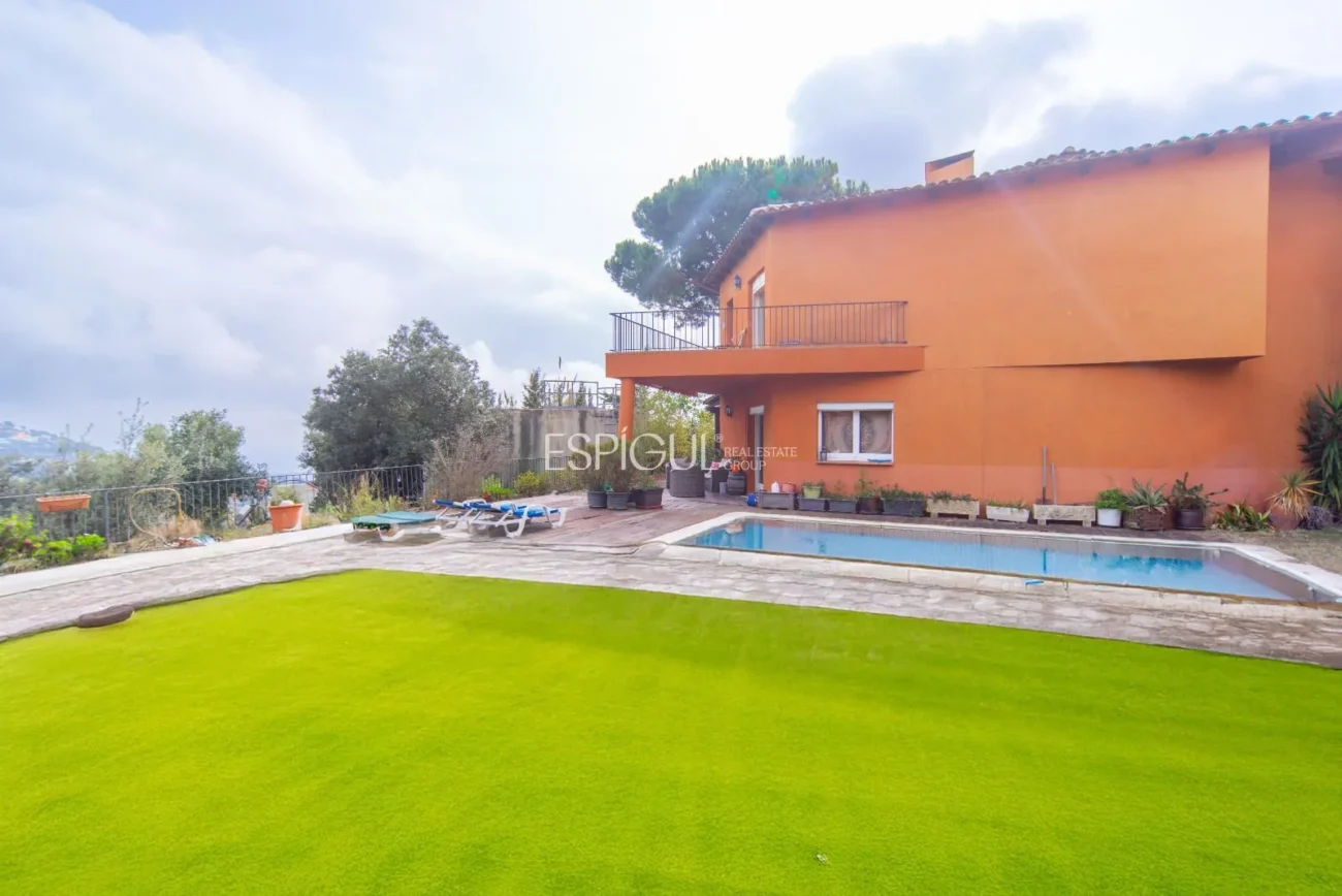 Bonita casa de gran potencial y diseño arquitectónico único en La Llobera, Cabrils