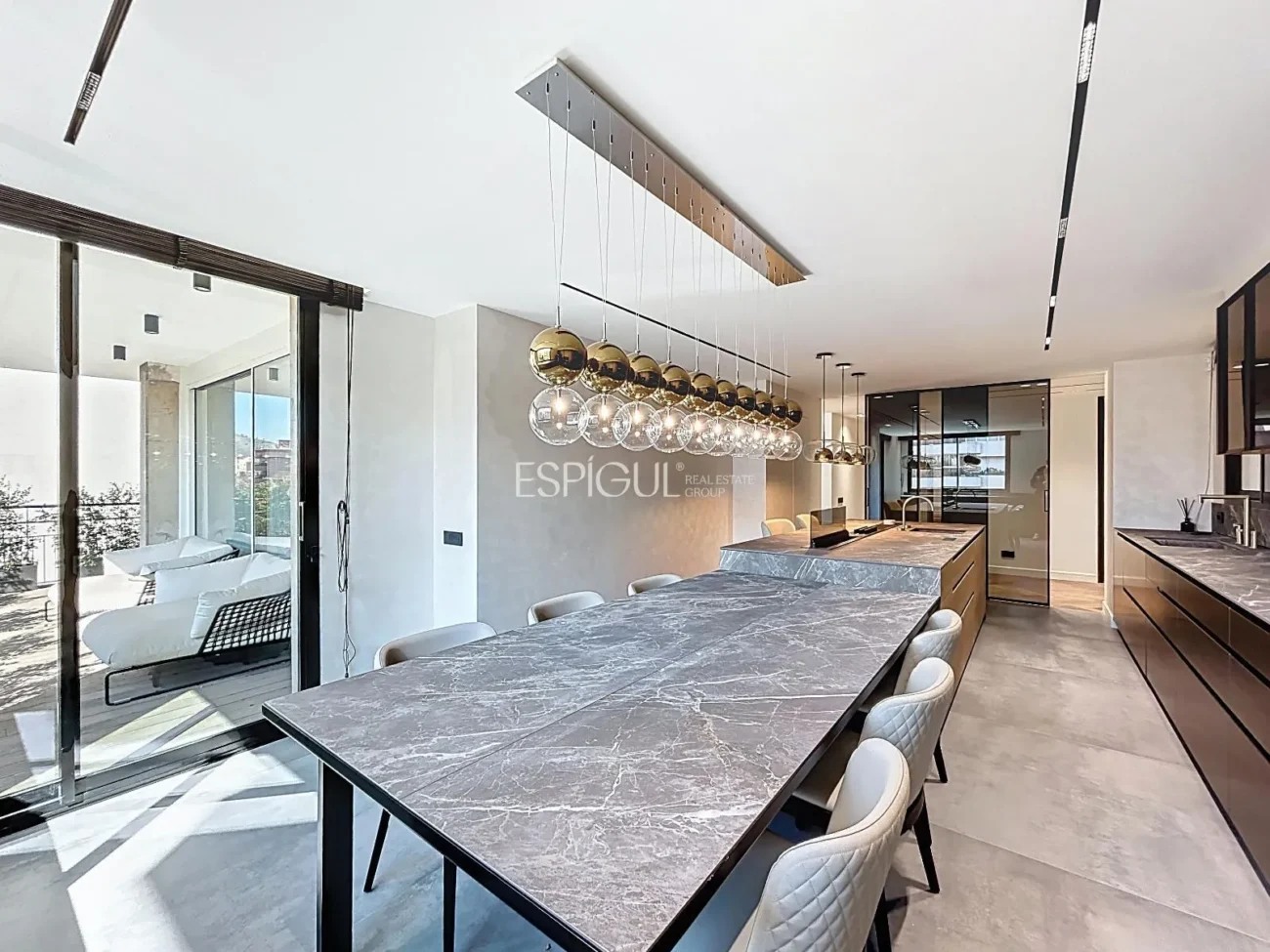 Эффектная дизайнерская квартира на улице Виа Августа