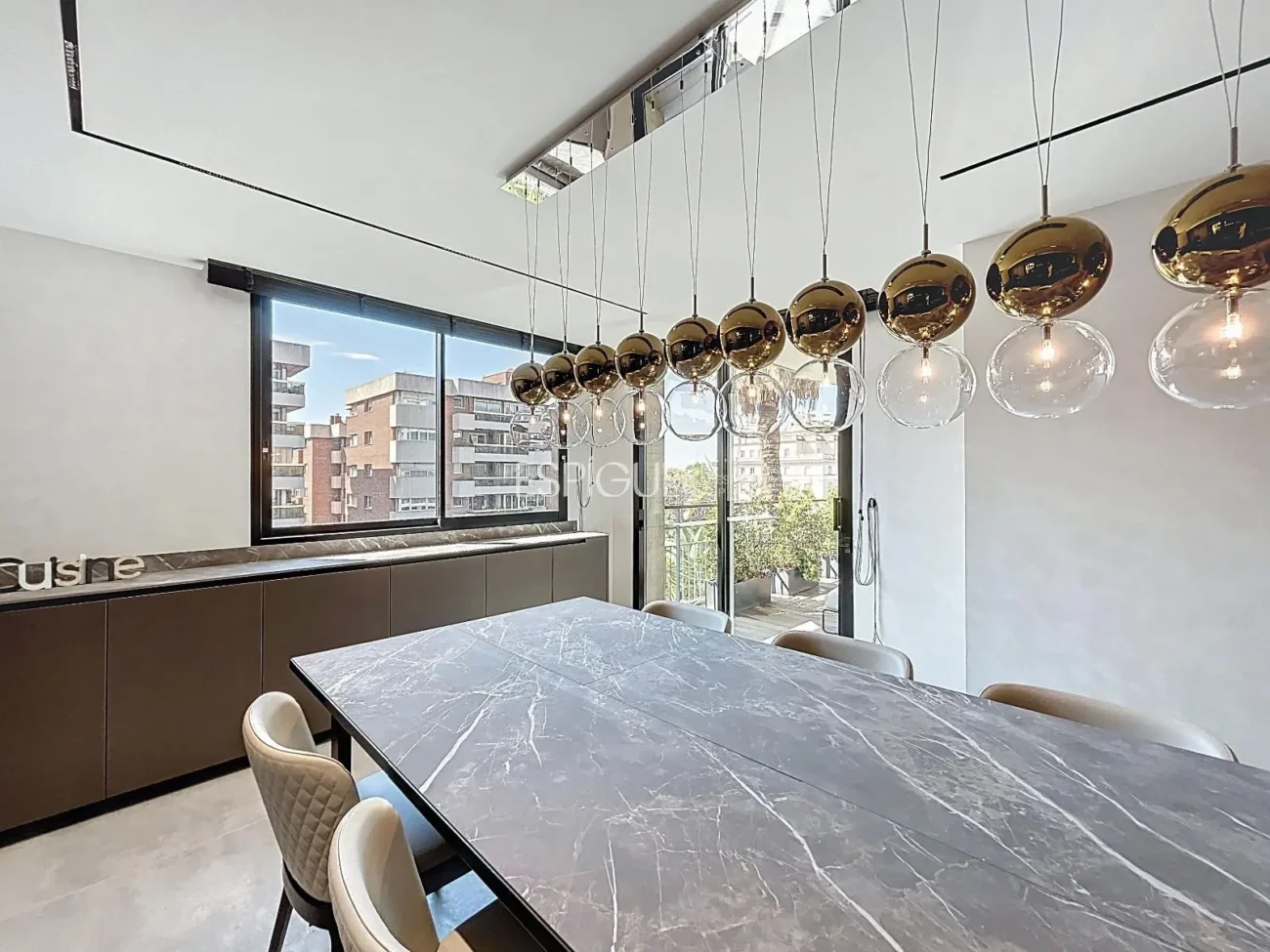 Эффектная дизайнерская квартира на улице Виа Августа