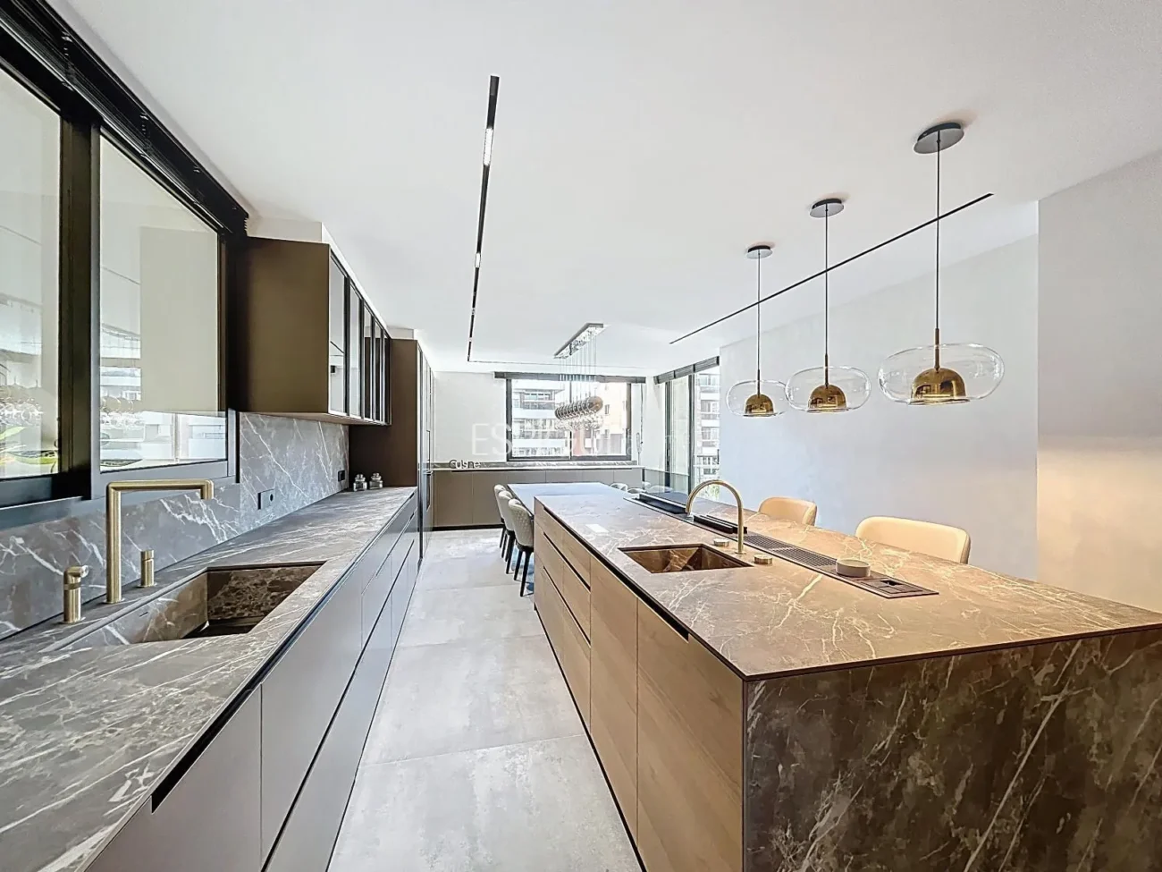 Эффектная дизайнерская квартира на улице Виа Августа