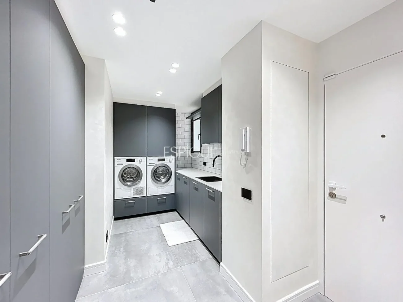 Эффектная дизайнерская квартира на улице Виа Августа