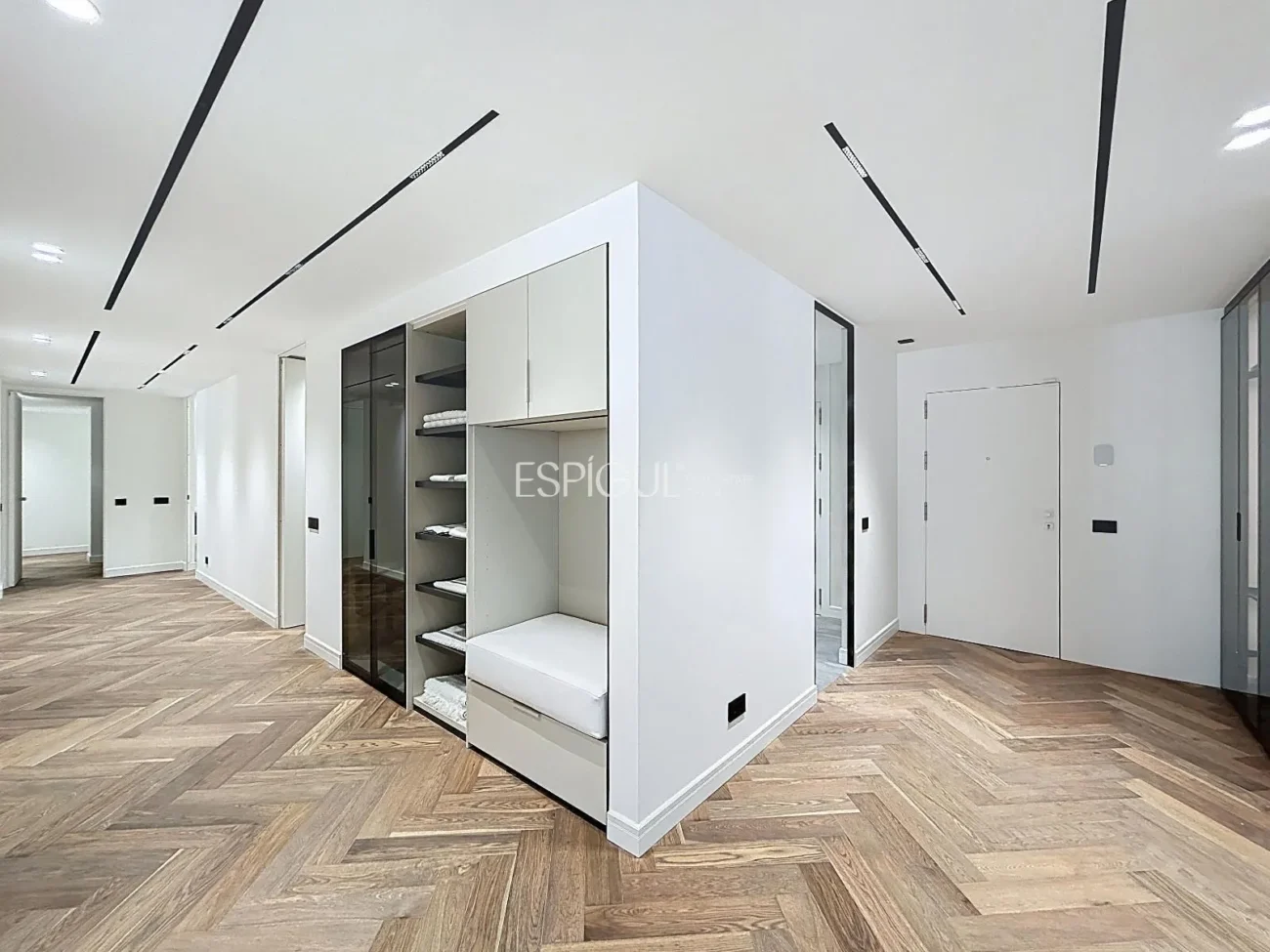 Эффектная дизайнерская квартира на улице Виа Августа