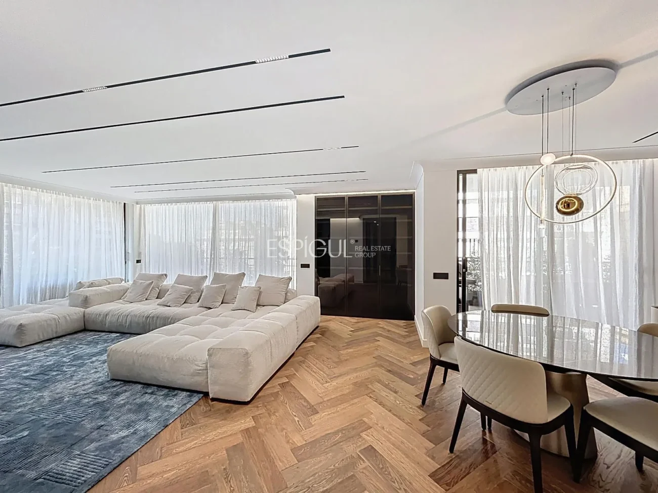 Эффектная дизайнерская квартира на улице Виа Августа