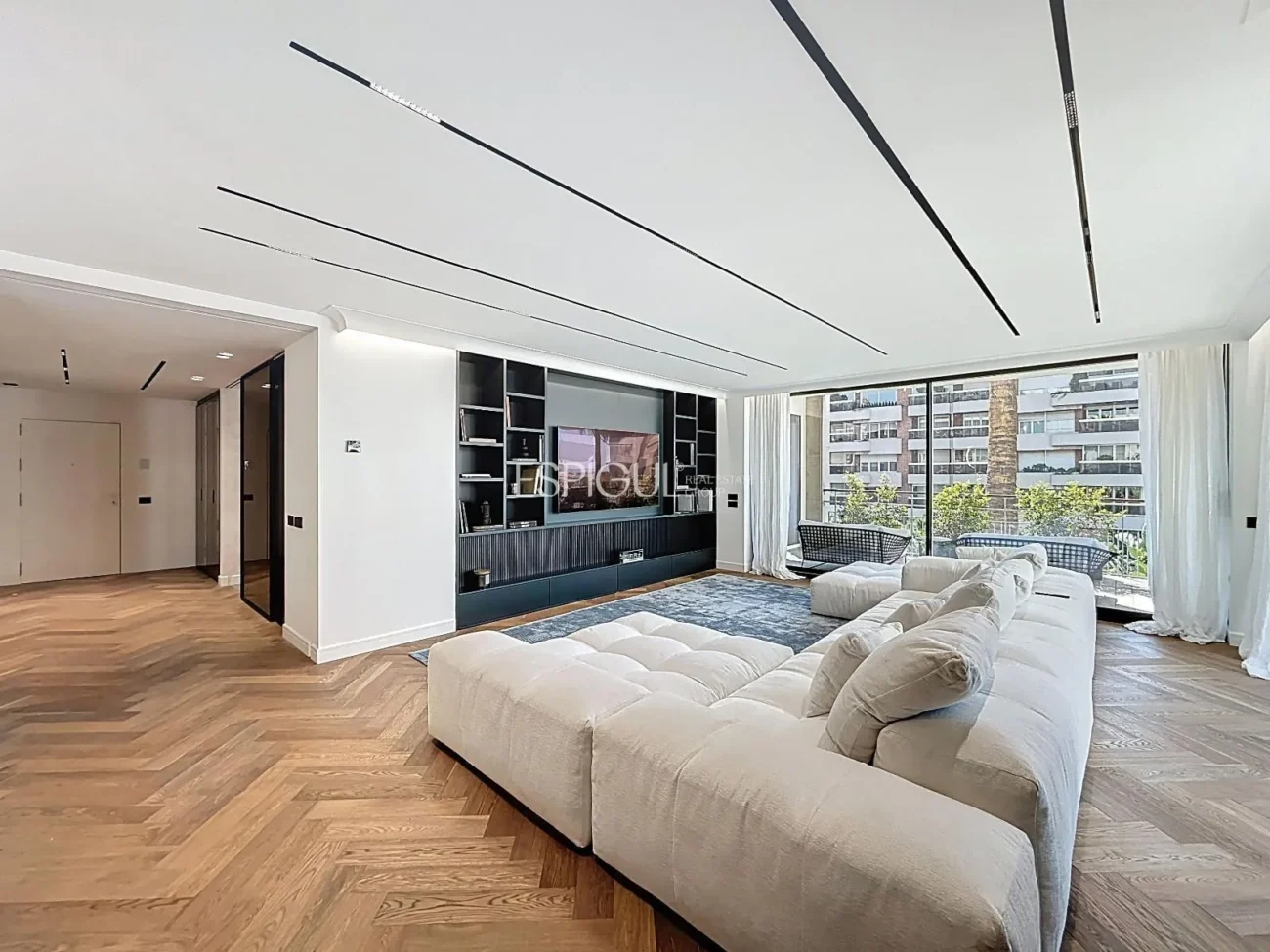 Эффектная дизайнерская квартира на улице Виа Августа