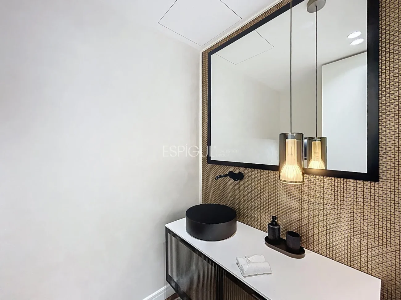 Эффектная дизайнерская квартира на улице Виа Августа