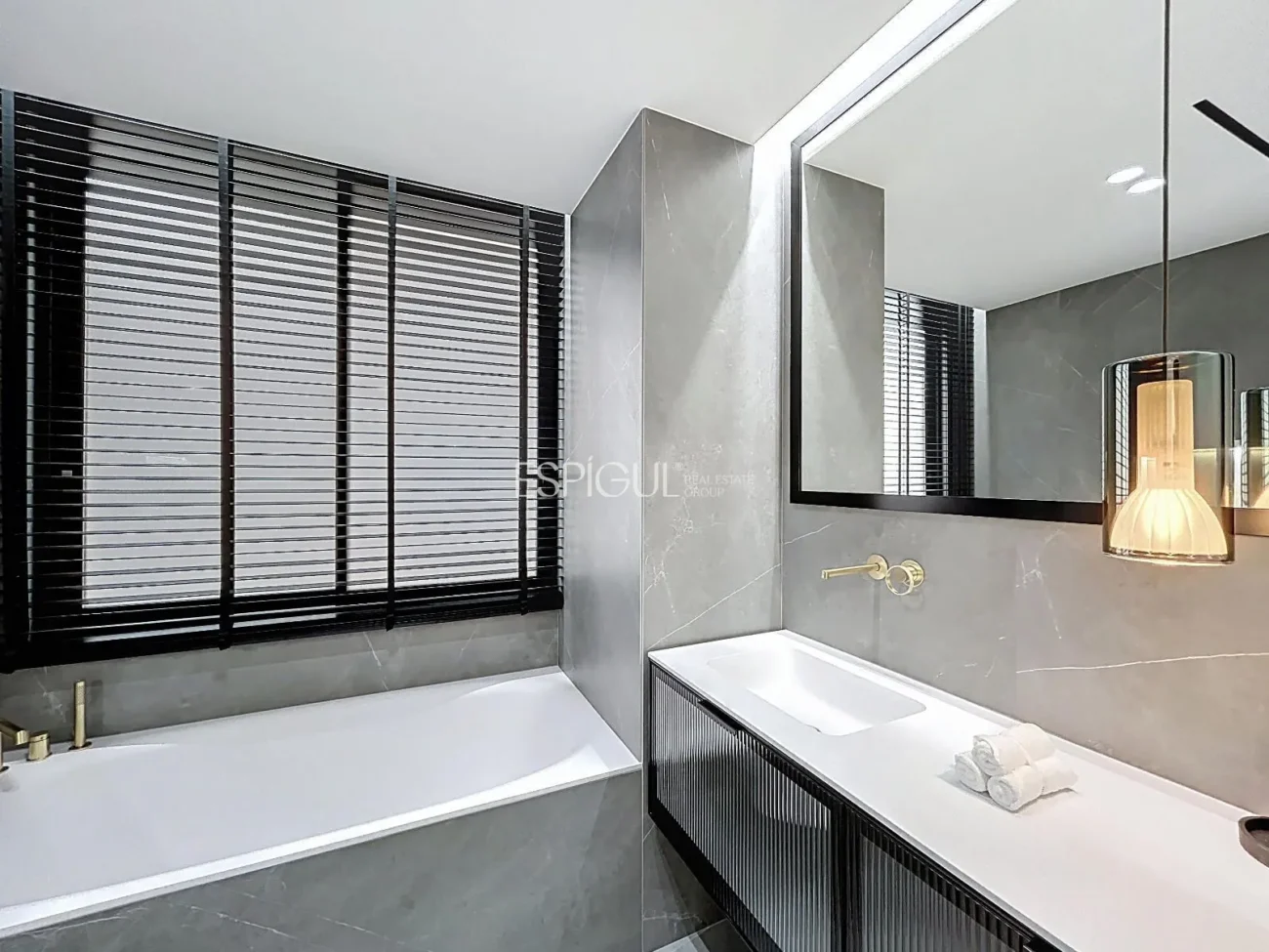 Эффектная дизайнерская квартира на улице Виа Августа