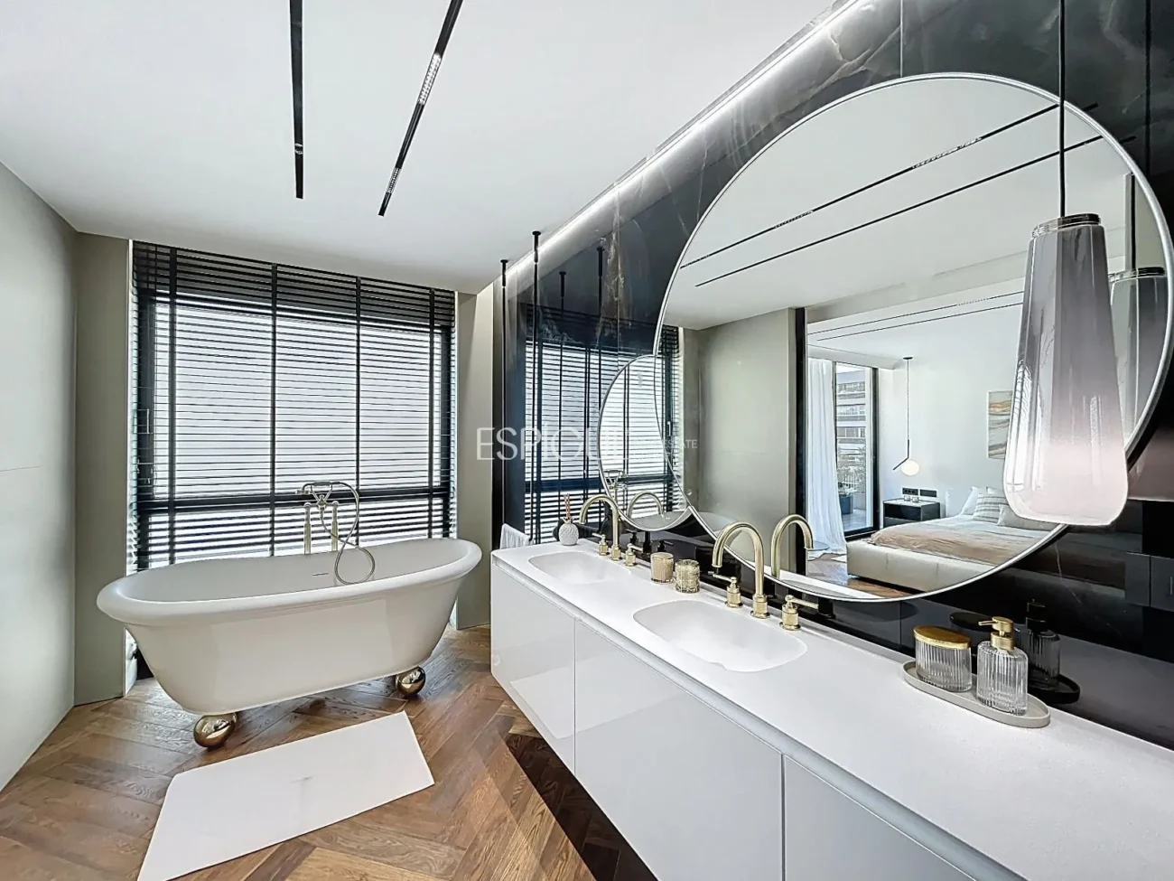 Эффектная дизайнерская квартира на улице Виа Августа