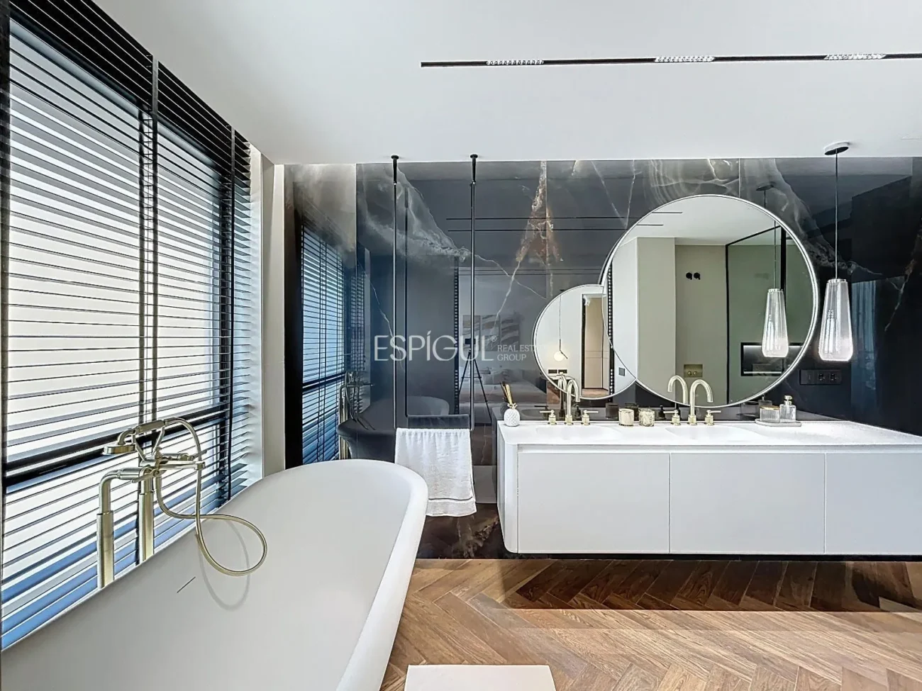 Эффектная дизайнерская квартира на улице Виа Августа