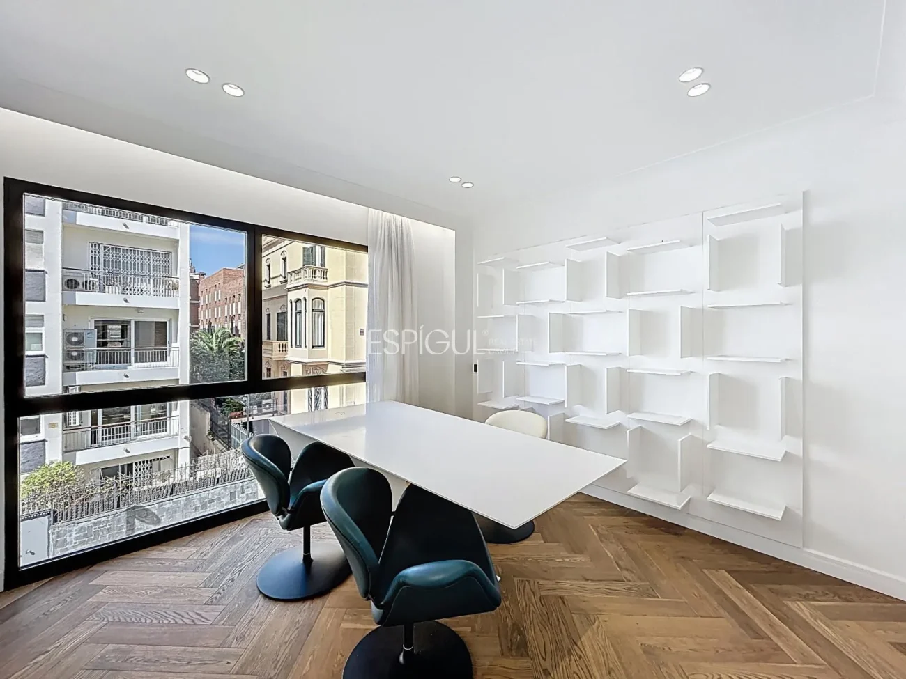 Эффектная дизайнерская квартира на улице Виа Августа