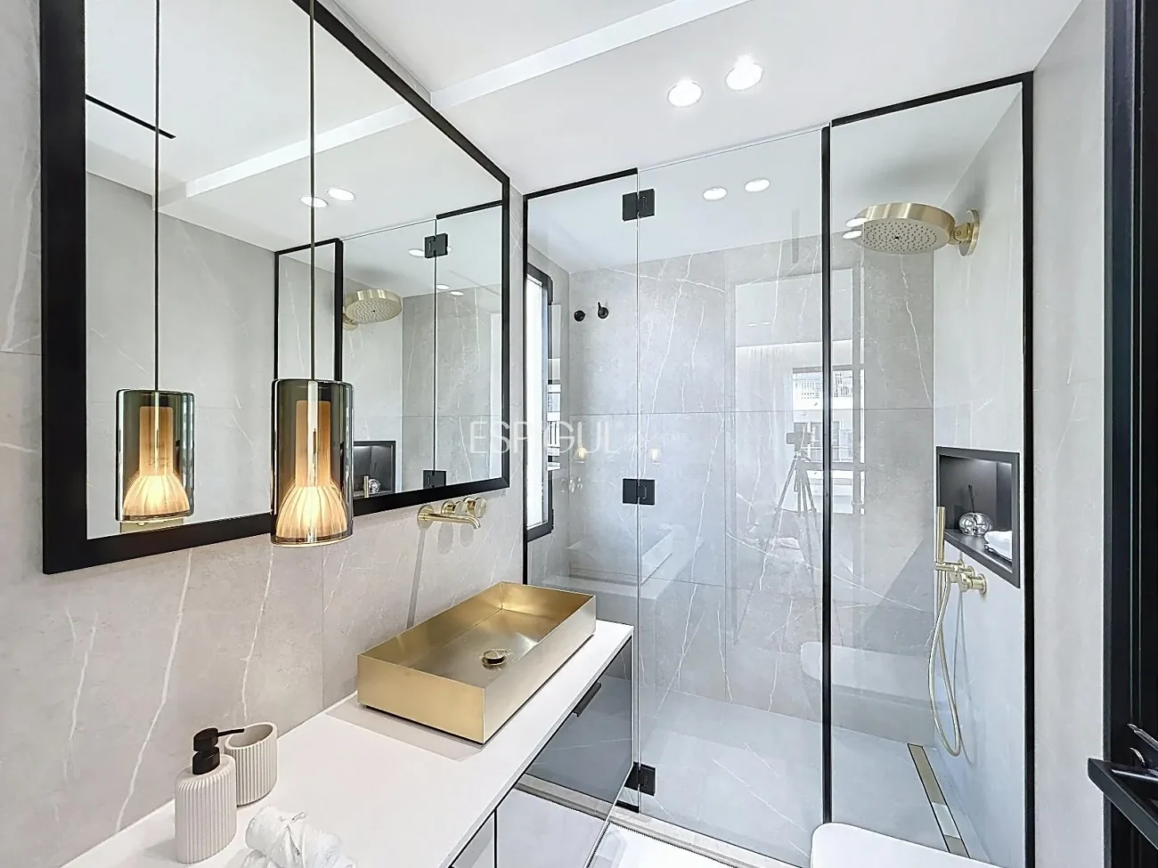 Эффектная дизайнерская квартира на улице Виа Августа