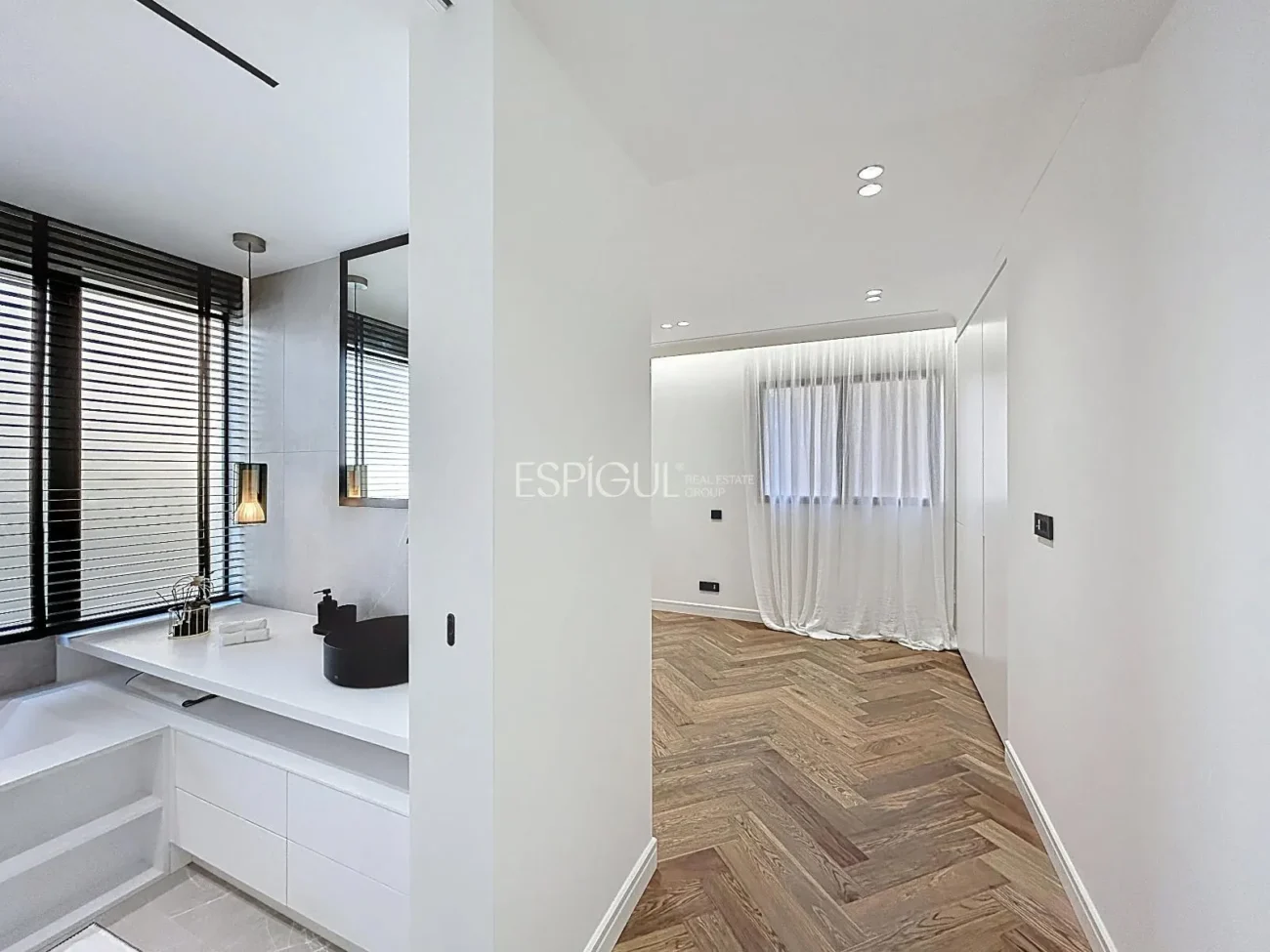 Эффектная дизайнерская квартира на улице Виа Августа