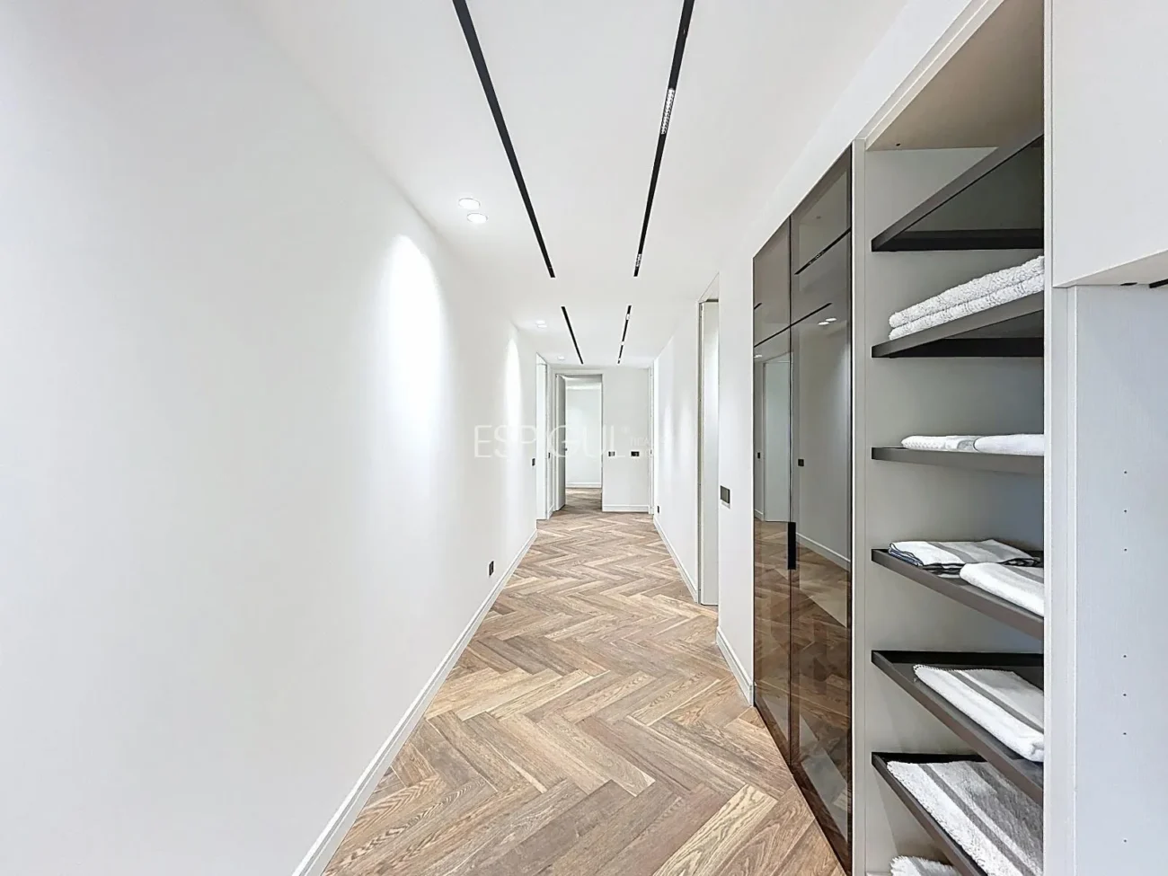 Эффектная дизайнерская квартира на улице Виа Августа