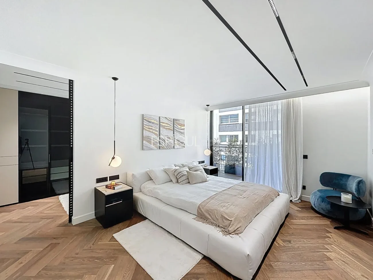 Эффектная дизайнерская квартира на улице Виа Августа