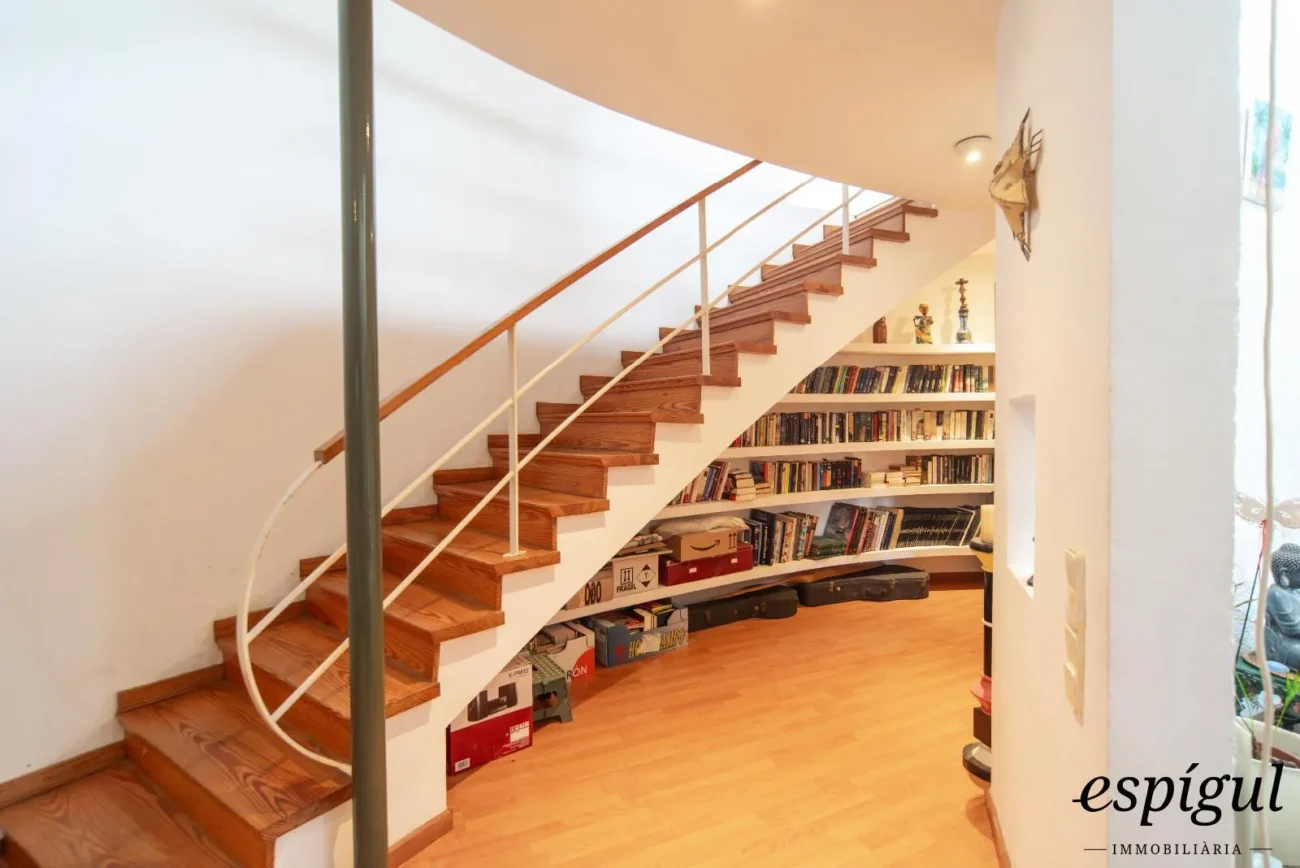 Bonita casa de gran potencial y diseño arquitectónico único en La Llobera, Cabrils
