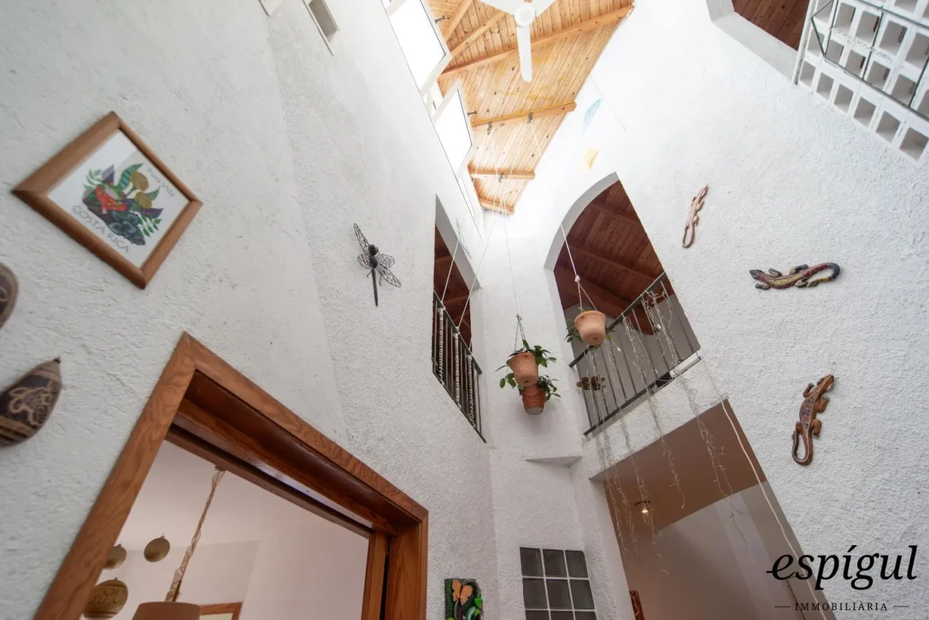 Bonita casa de gran potencial y diseño arquitectónico único en La Llobera, Cabrils
