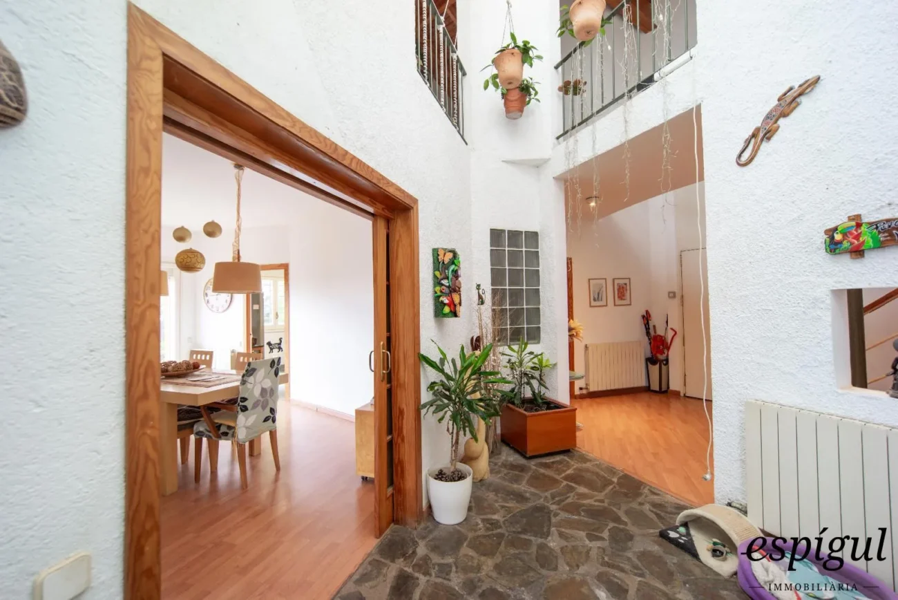 Bonita casa de gran potencial y diseño arquitectónico único en La Llobera, Cabrils