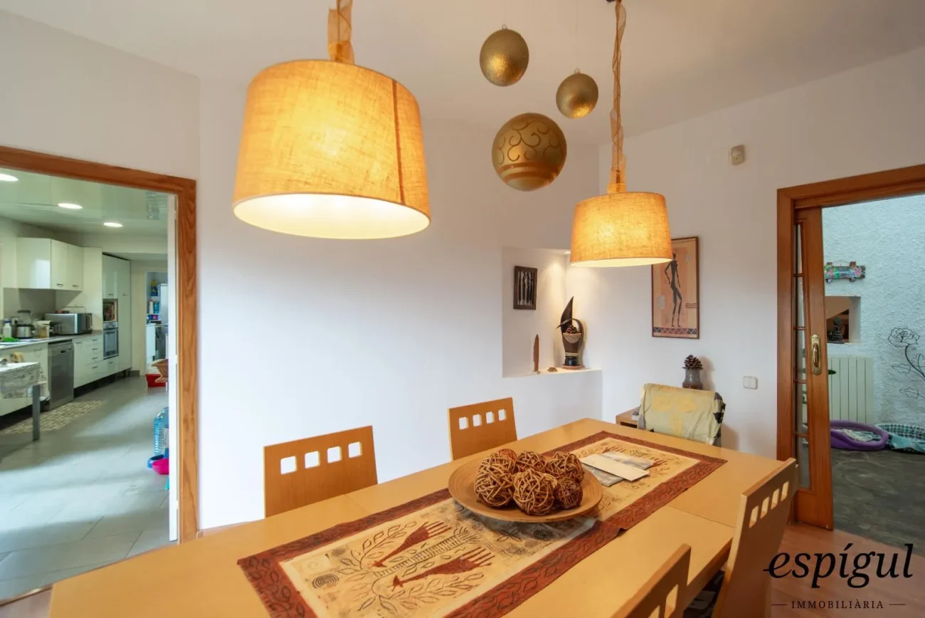 Bonita casa de gran potencial y diseño arquitectónico único en La Llobera, Cabrils