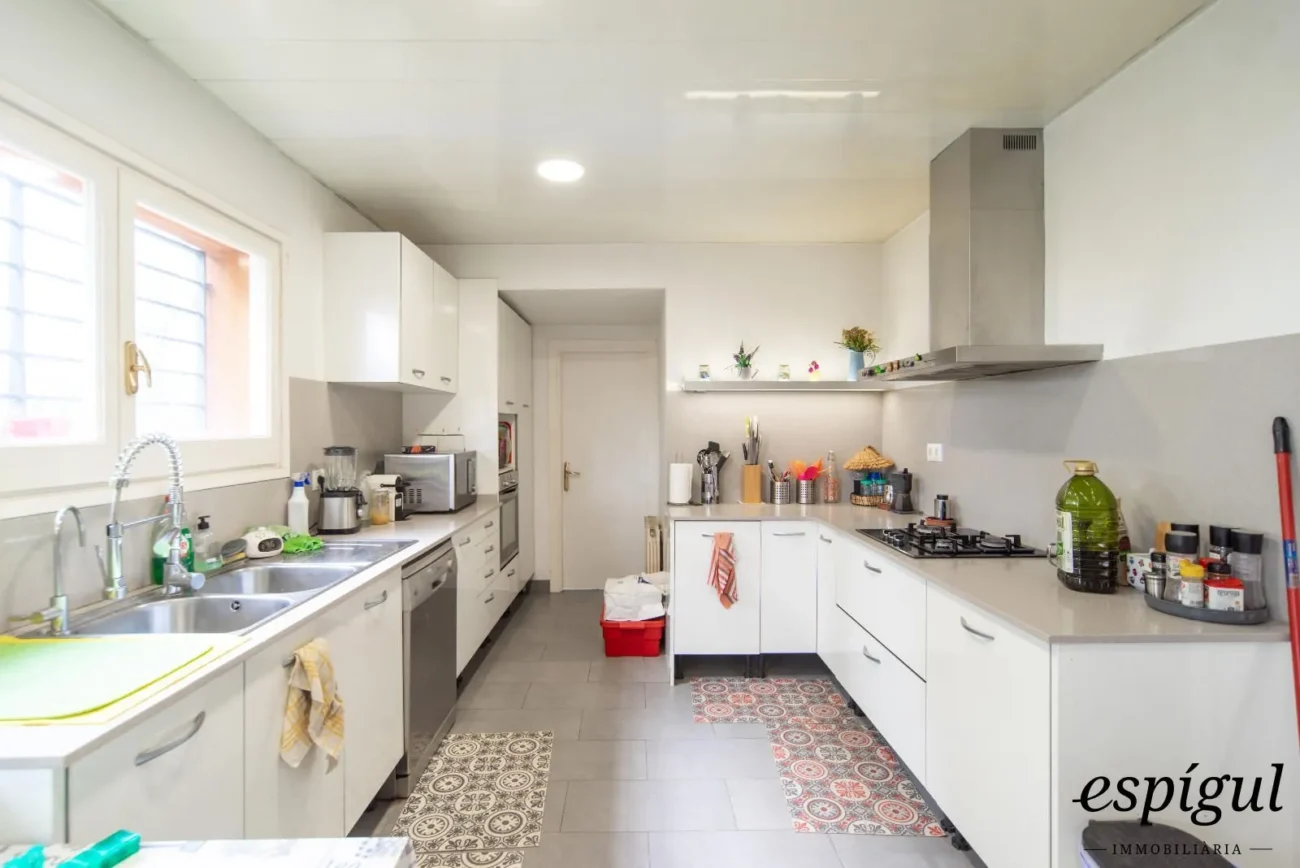 Bonita casa de gran potencial y diseño arquitectónico único en La Llobera, Cabrils