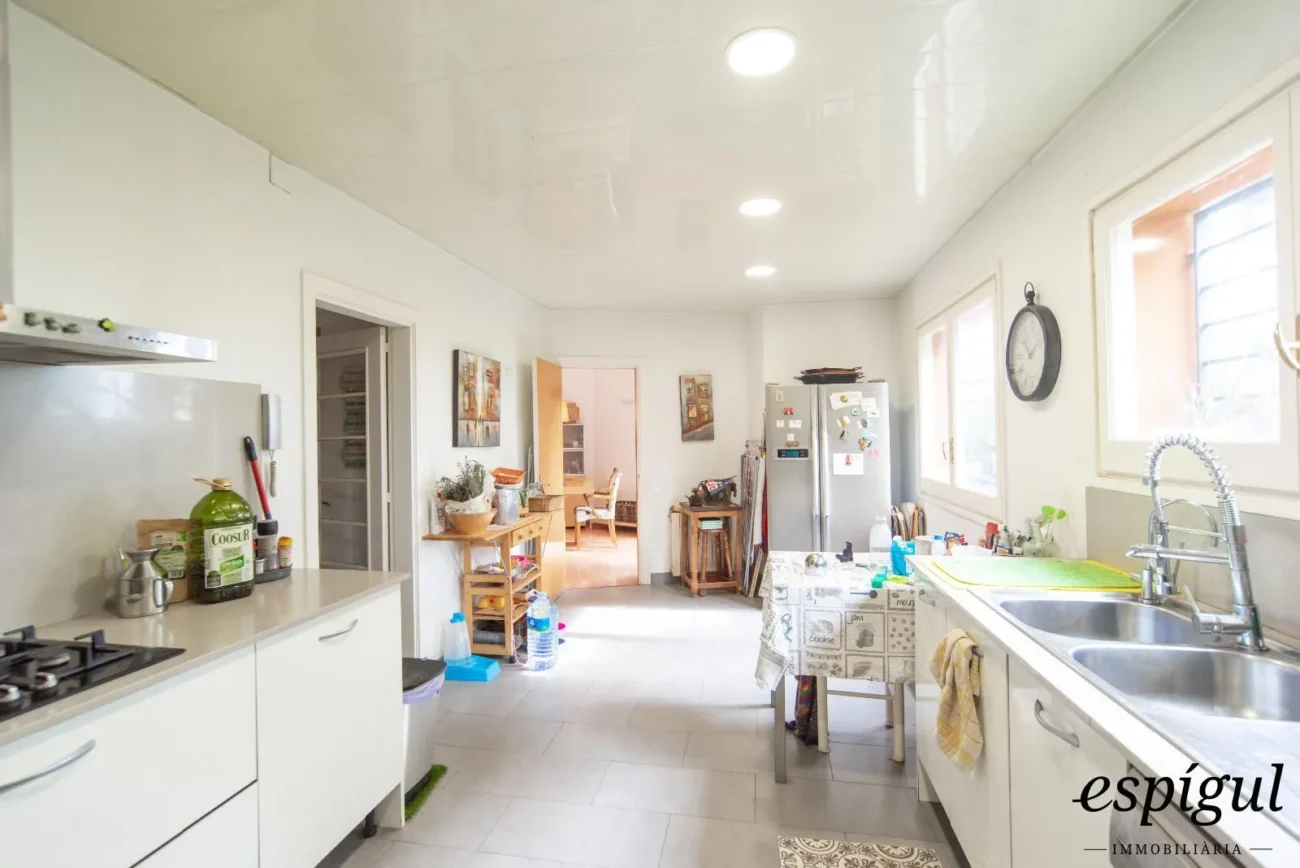 Bonita casa de gran potencial y diseño arquitectónico único en La Llobera, Cabrils