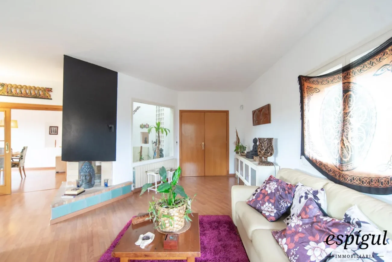 Bonita casa de gran potencial y diseño arquitectónico único en La Llobera, Cabrils