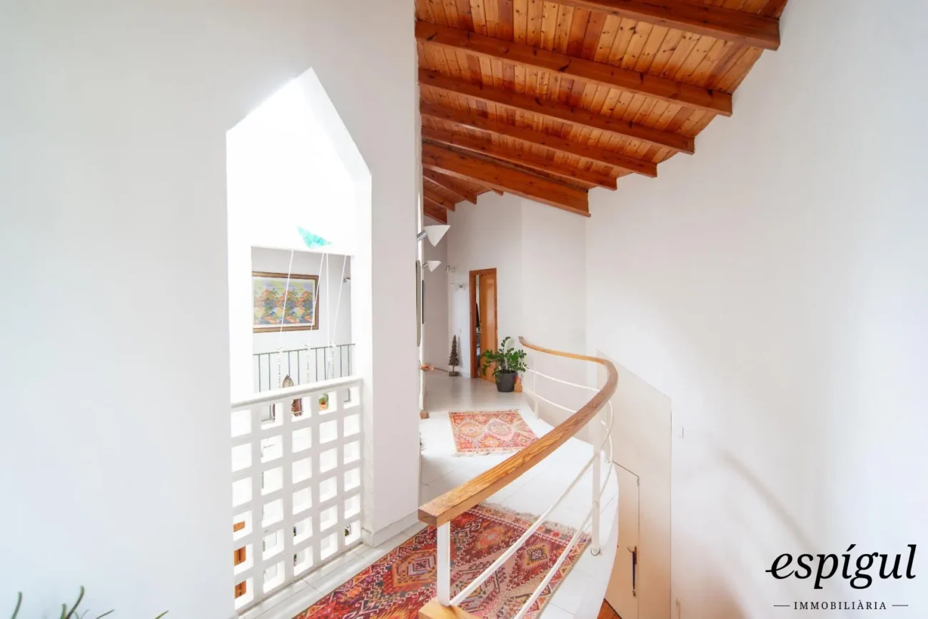 Bonita casa de gran potencial y diseño arquitectónico único en La Llobera, Cabrils