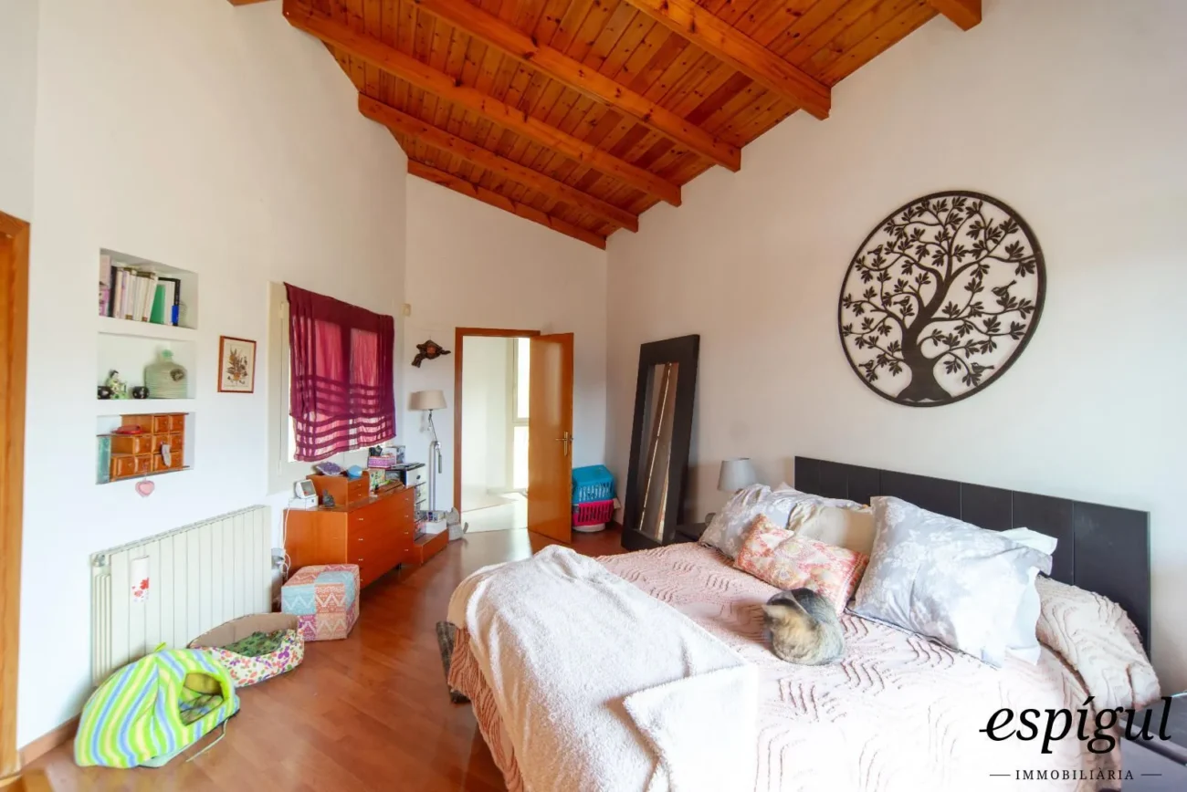 Bonita casa de gran potencial y diseño arquitectónico único en La Llobera, Cabrils