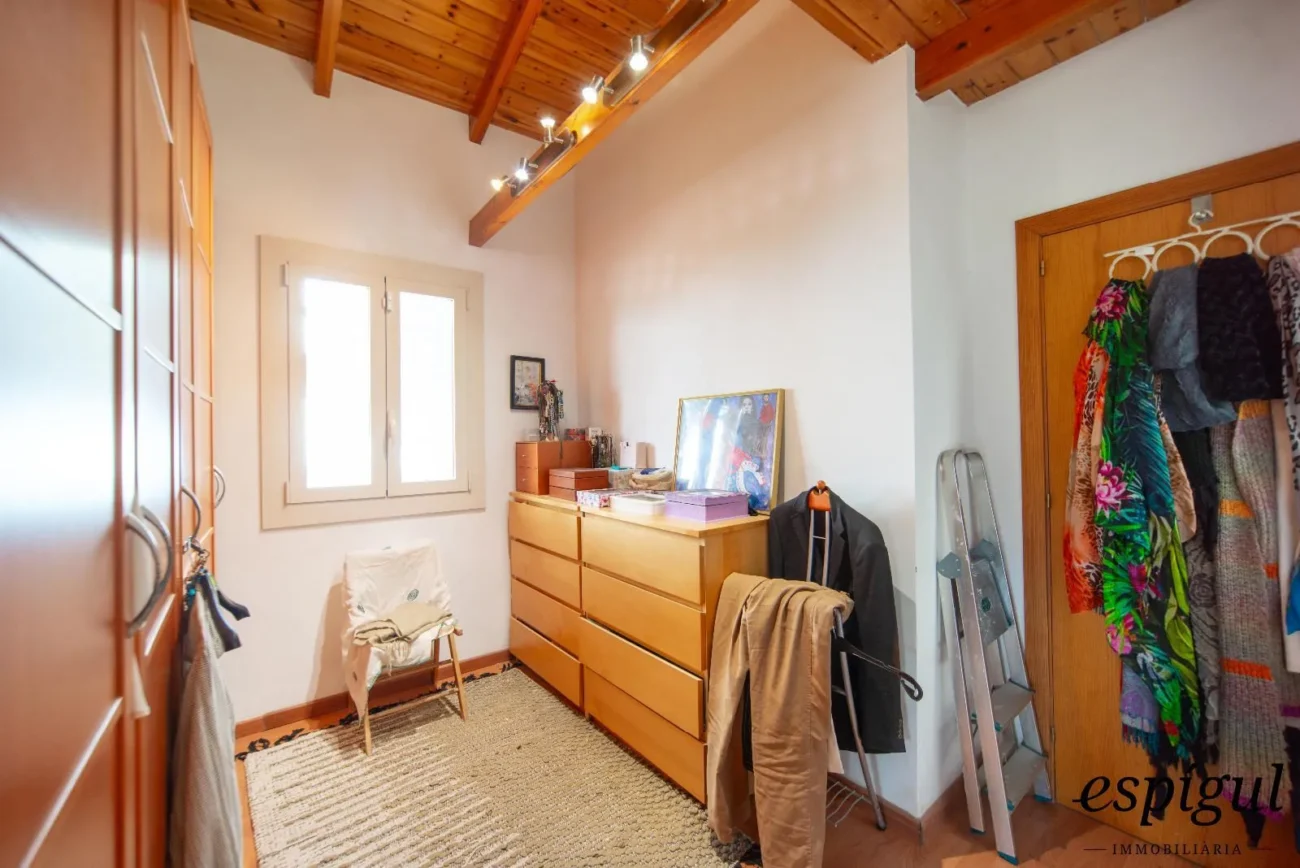 Bonita casa de gran potencial y diseño arquitectónico único en La Llobera, Cabrils