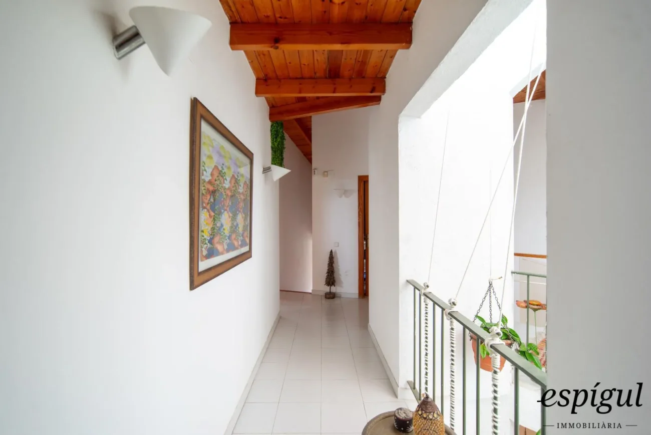 Bonita casa de gran potencial y diseño arquitectónico único en La Llobera, Cabrils