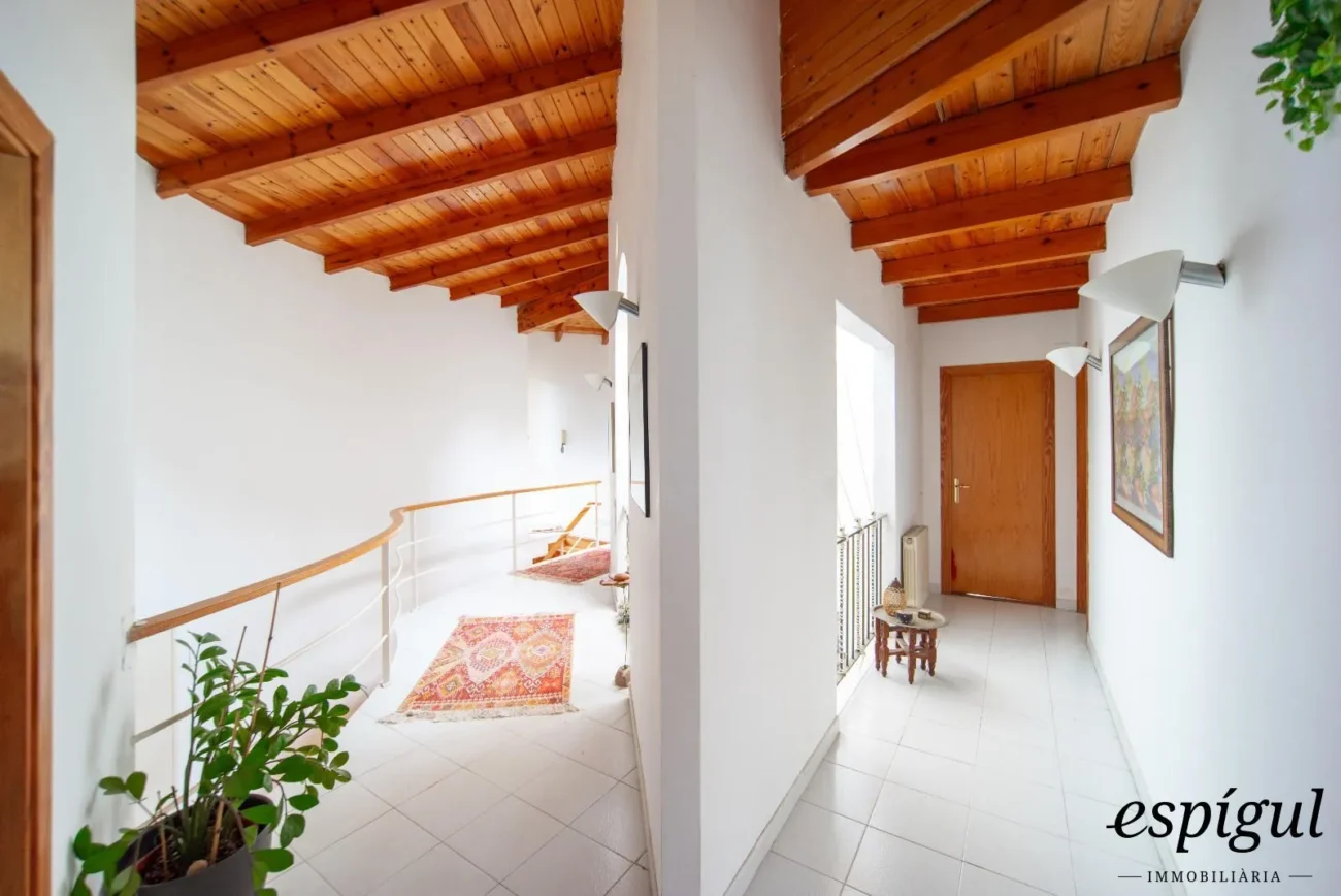 Bonita casa de gran potencial y diseño arquitectónico único en La Llobera, Cabrils