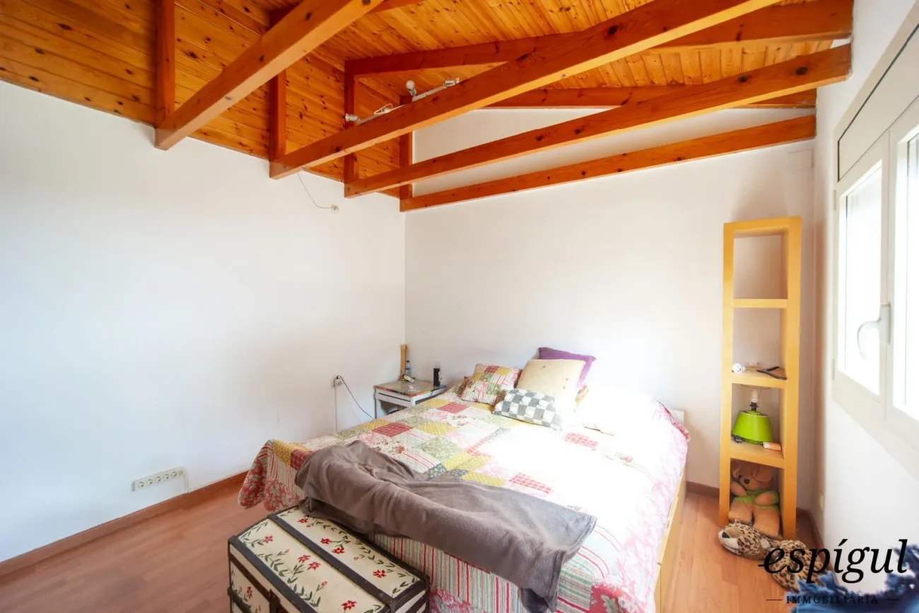 Bonita casa de gran potencial y diseño arquitectónico único en La Llobera, Cabrils