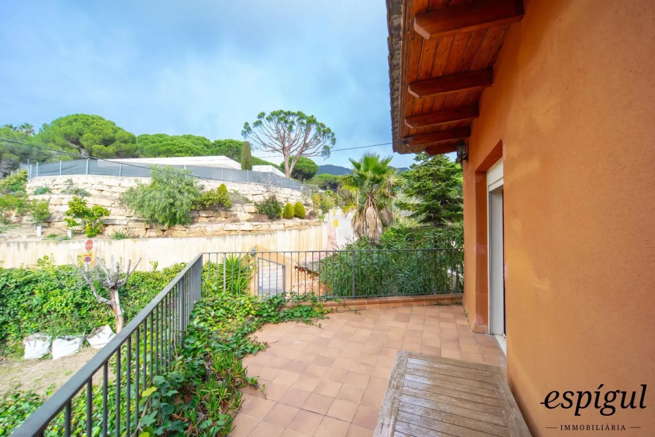 Bonita casa de gran potencial y diseño arquitectónico único en La Llobera, Cabrils