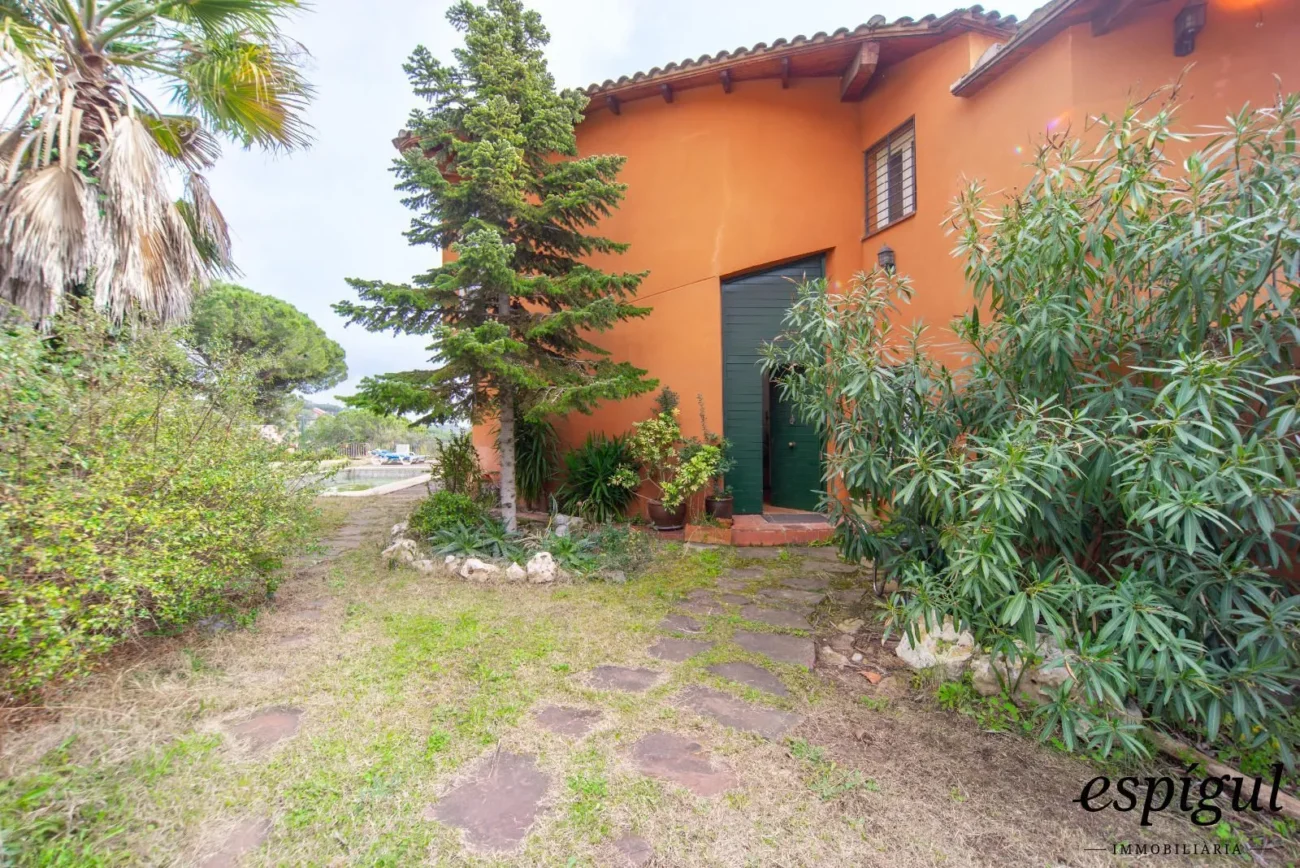 Bonita casa de gran potencial y diseño arquitectónico único en La Llobera, Cabrils
