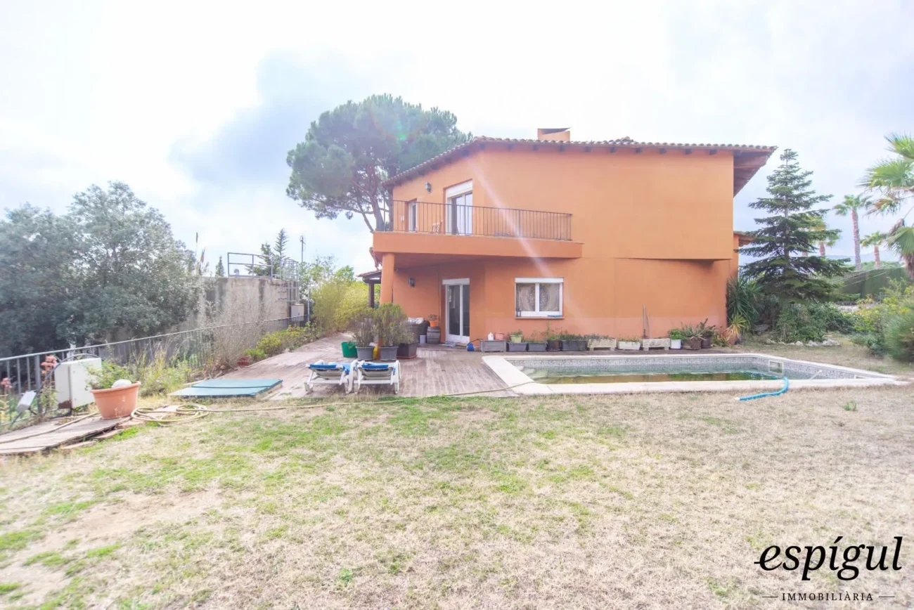 Bonita casa de gran potencial y diseño arquitectónico único en La Llobera, Cabrils